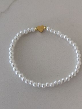 Gold Heart Letter A on One Side Pearl Bead Bracelet - White